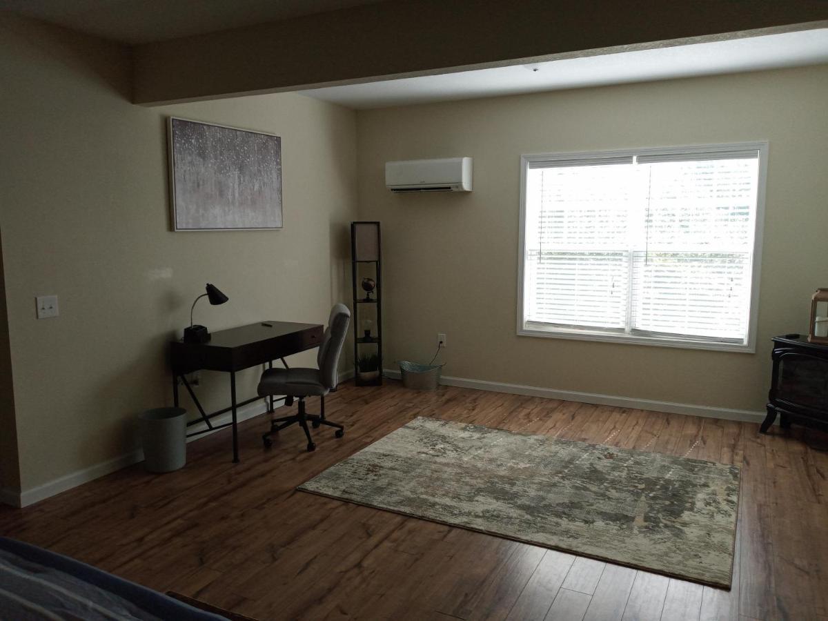 Tranquil Creekside Mountain View Getaway Apartment Clyde Bagian luar foto